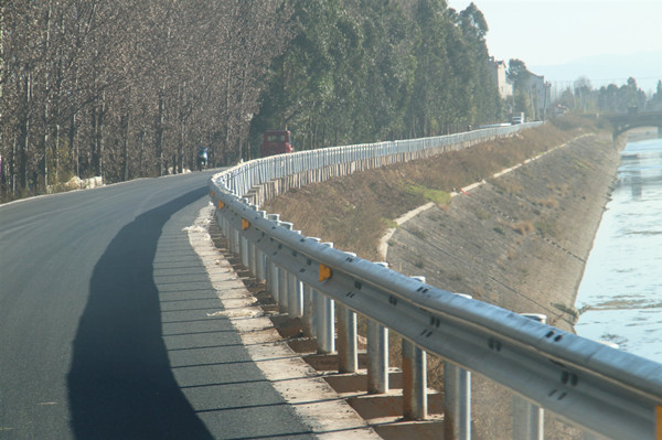2022年，建设农村公路生命防护工程，安装波形护栏35000米。.JPG