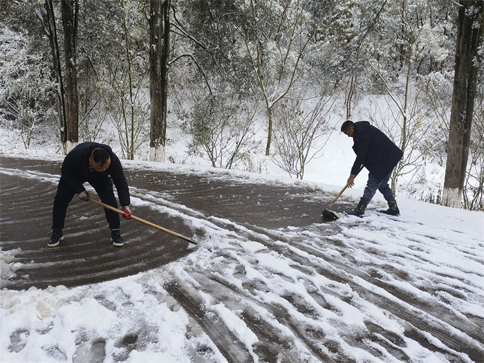 寥廓公园除雪 (10).jpg